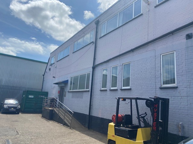 First Floor Offices/Studios with Parking in Morden- To Let